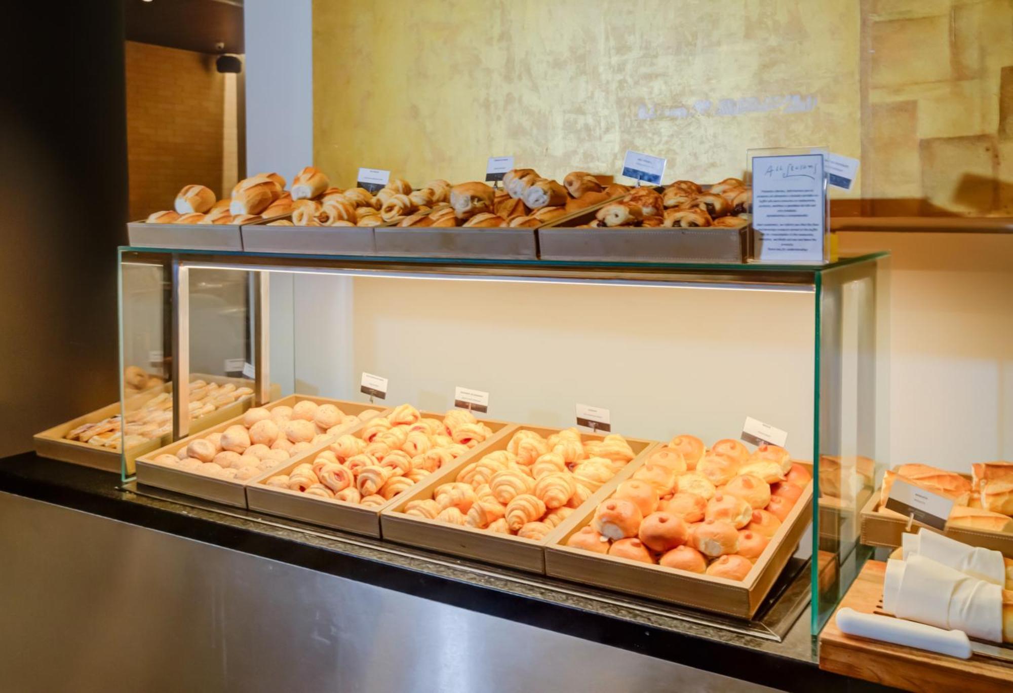 Radisson Sao Paulo Paulista Hotel Екстериор снимка A display case of pastries