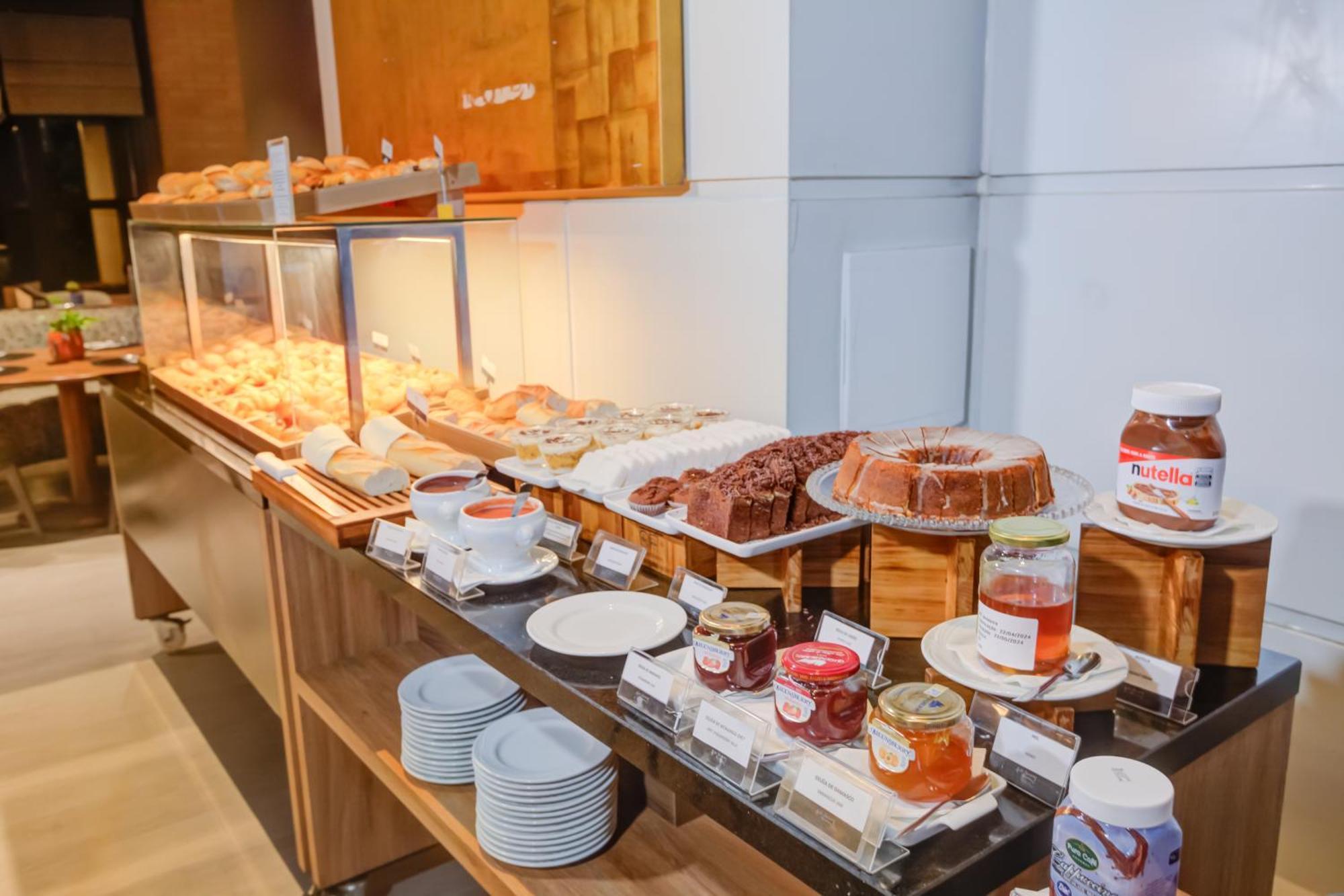 Radisson Sao Paulo Paulista Hotel Екстериор снимка A buffet at a hotel