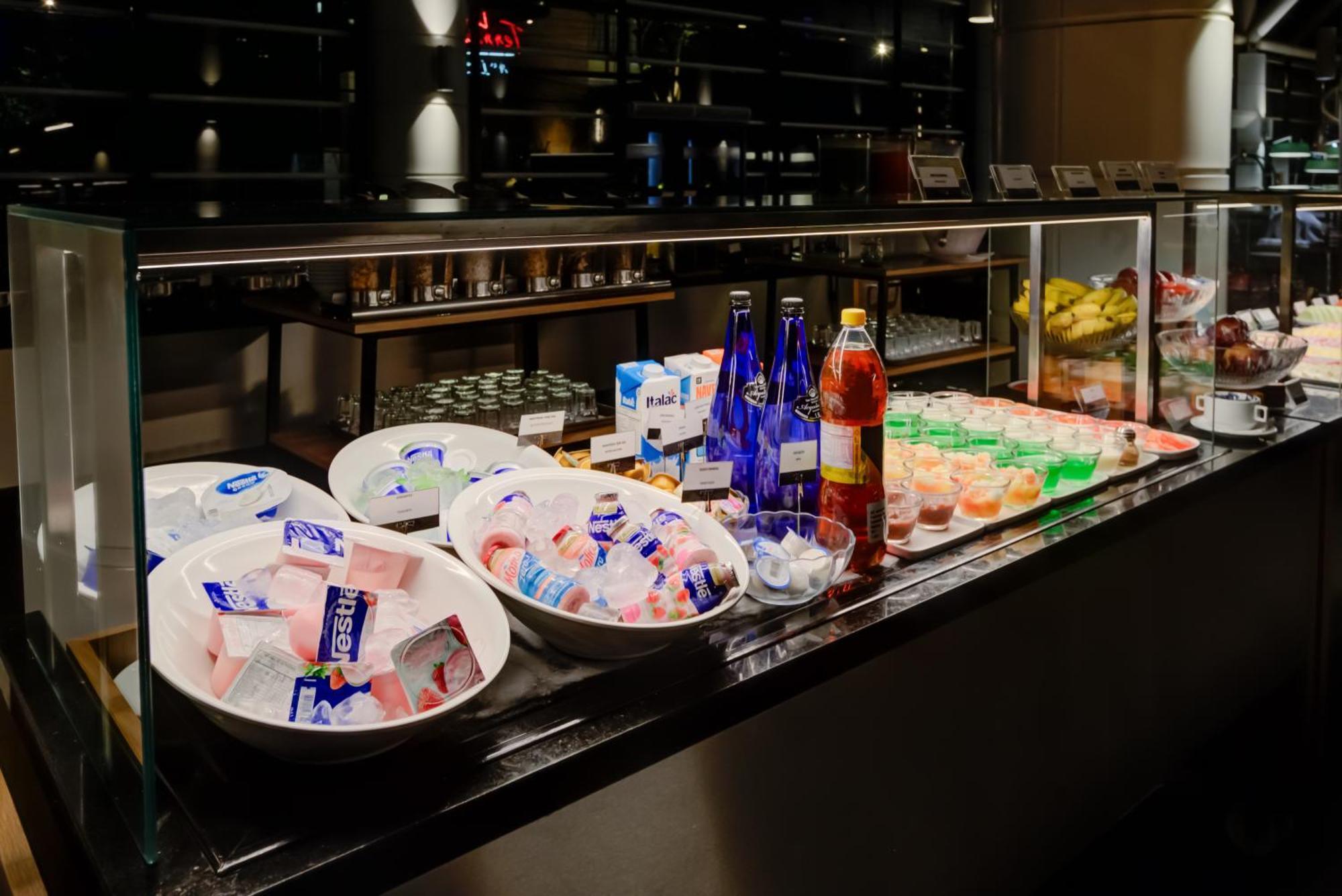 Radisson Sao Paulo Paulista Hotel Екстериор снимка A selection of soft drinks at a buffet