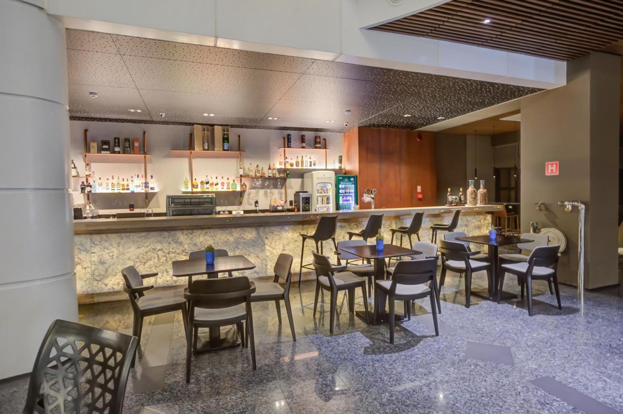 Radisson Sao Paulo Paulista Hotel Екстериор снимка The lounge at Newark Airport