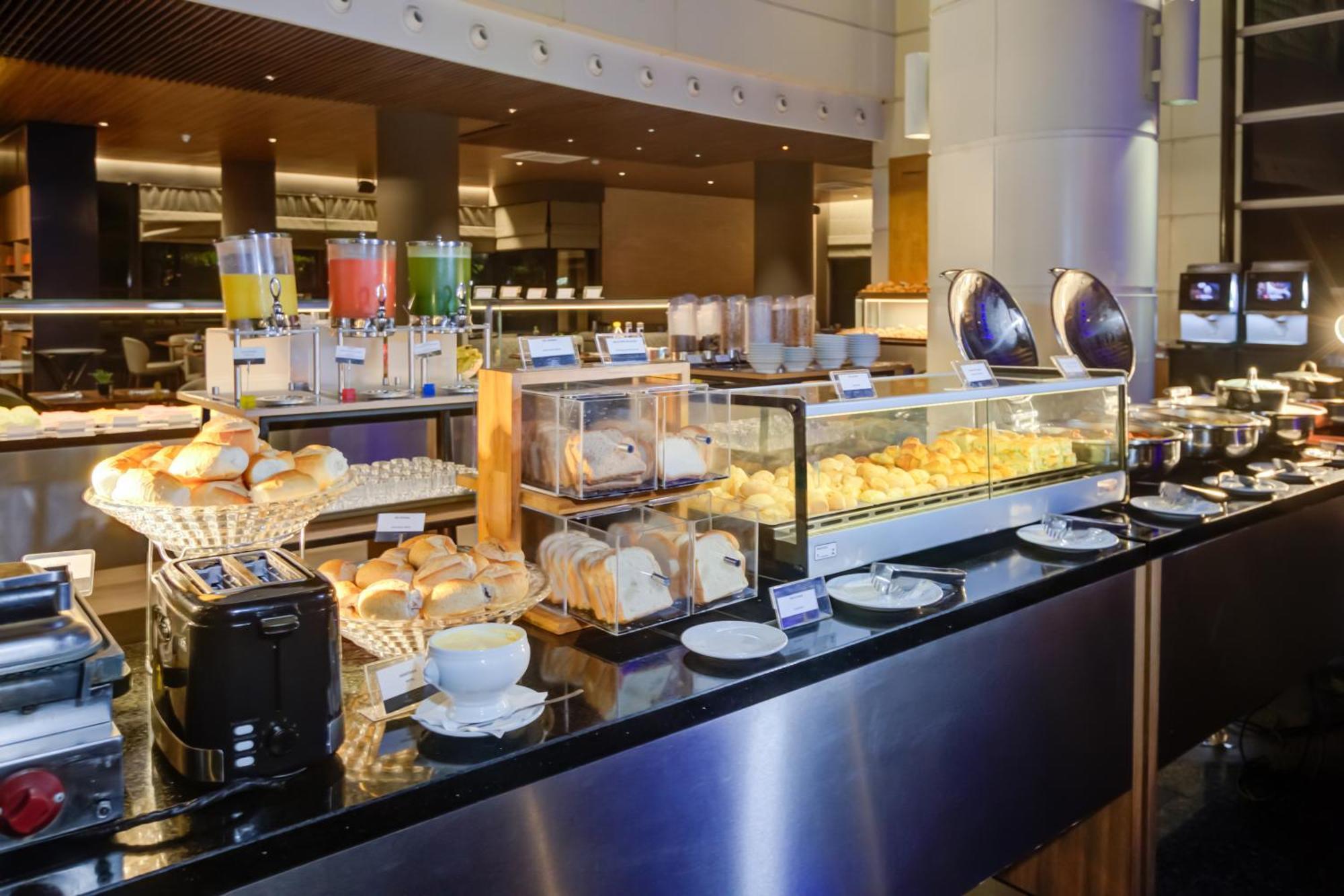 Radisson Sao Paulo Paulista Hotel Екстериор снимка A buffet at a hotel
