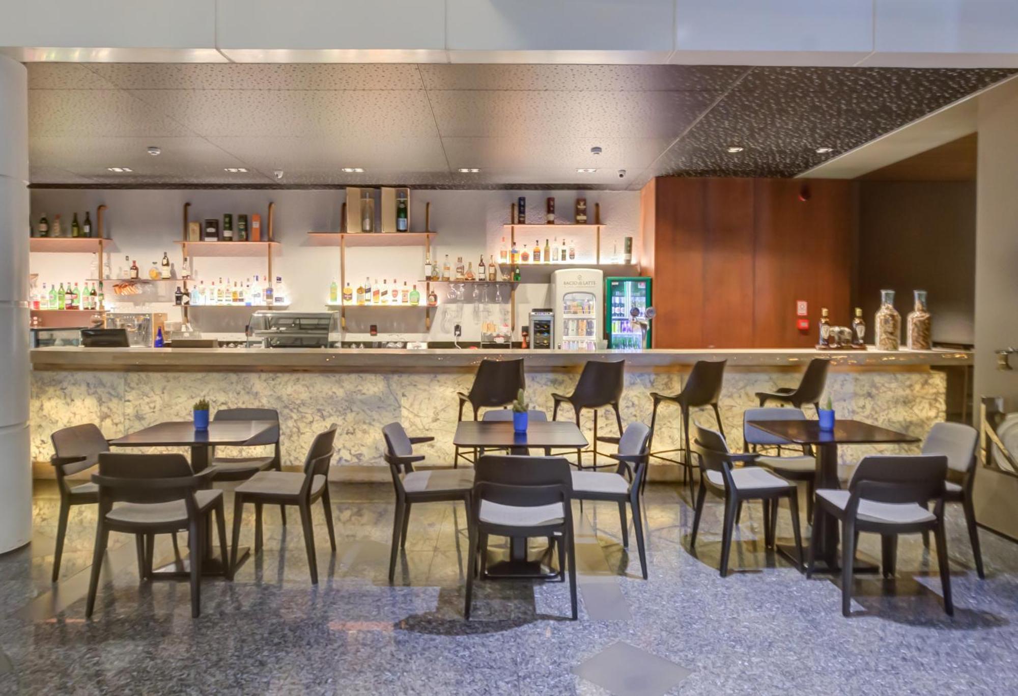 Radisson Sao Paulo Paulista Hotel Екстериор снимка The bar at the lounge