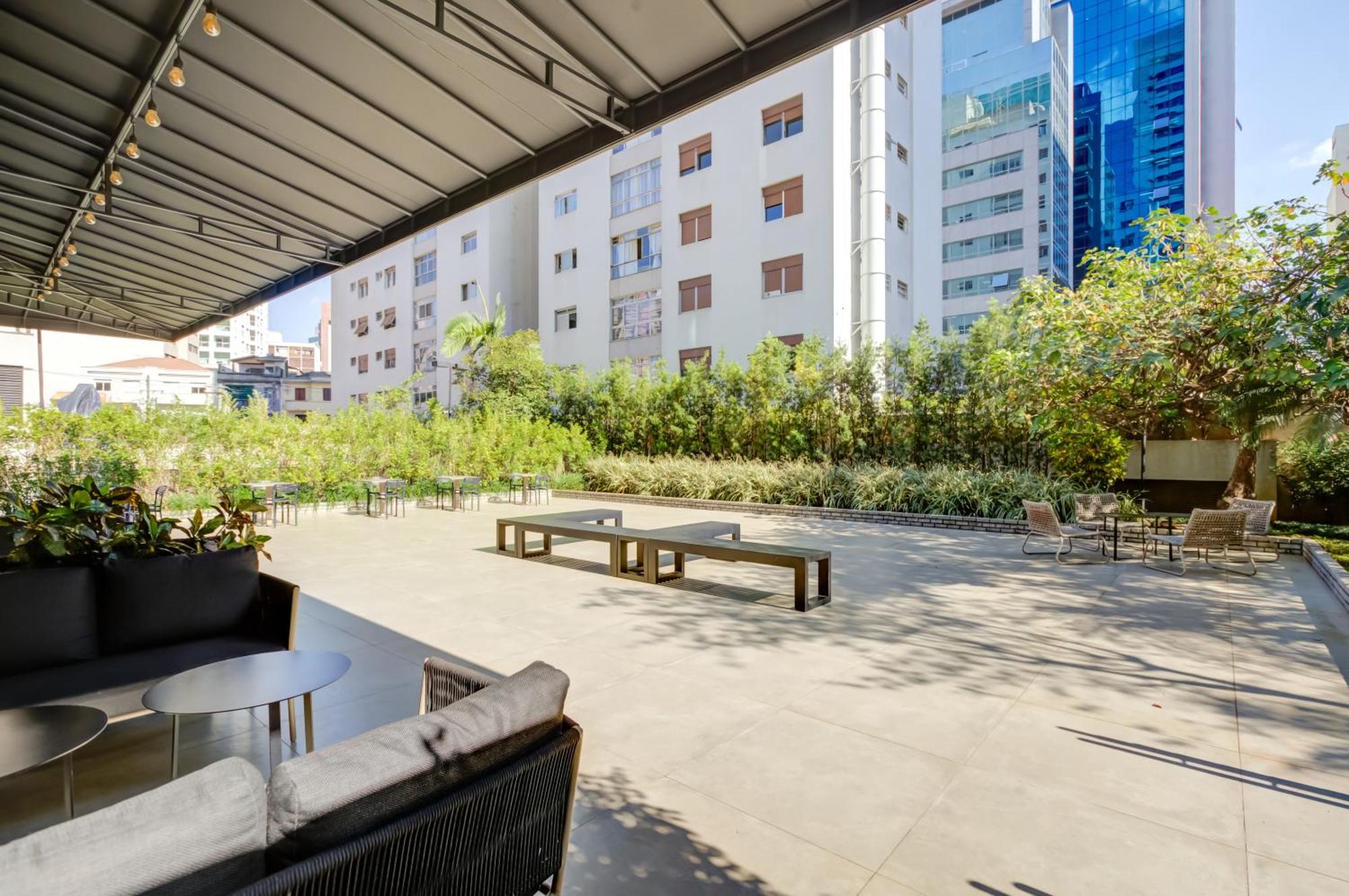 Radisson Sao Paulo Paulista Hotel Екстериор снимка The courtyard at the hotel