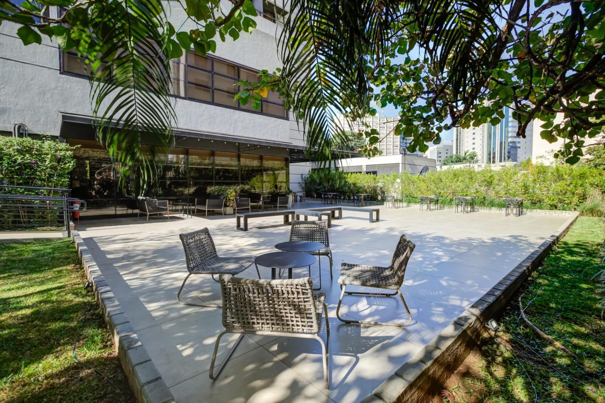 Radisson Sao Paulo Paulista Hotel Екстериор снимка The courtyard of the library